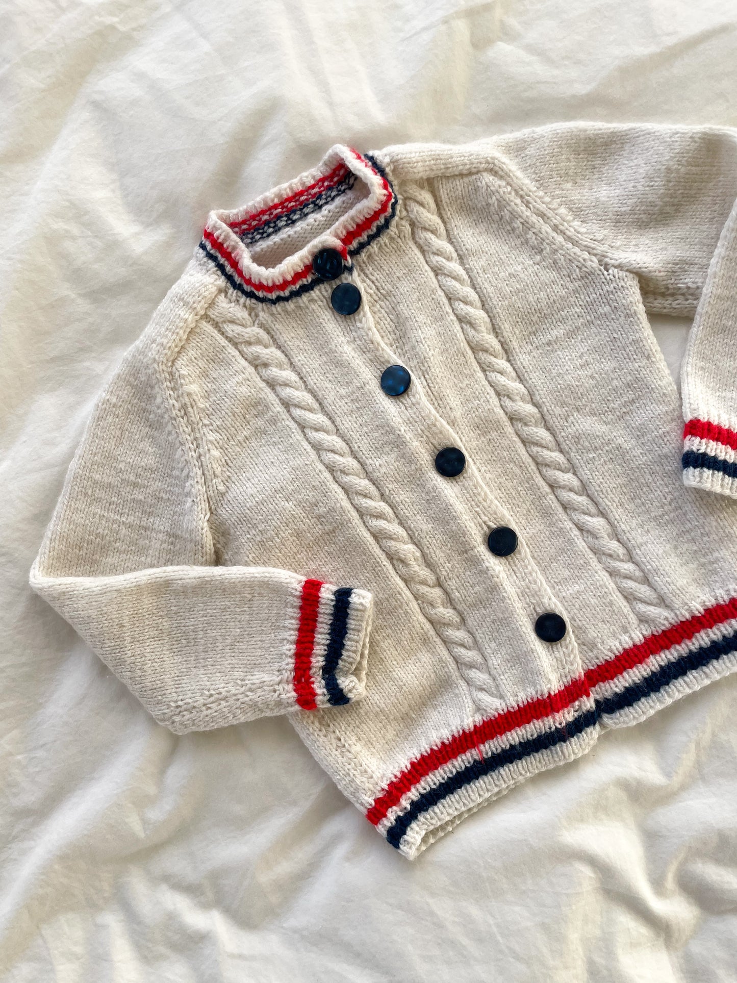 Håndstrikket cardigan i uld str. 9-12 mdr