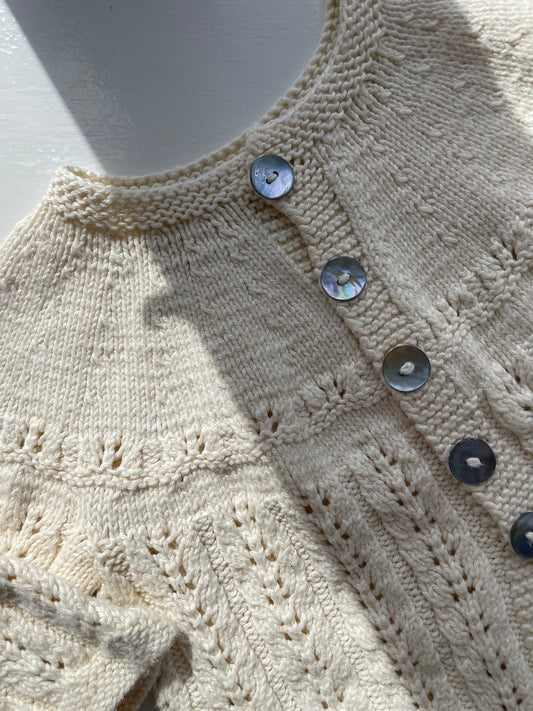 Håndstrikket cardigan str. 3-6 mdr