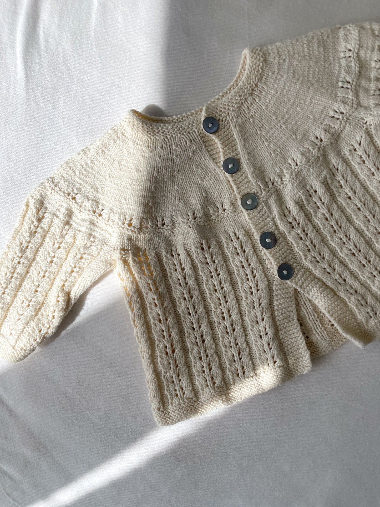 Håndstrikket cardigan str. 3-6 mdr