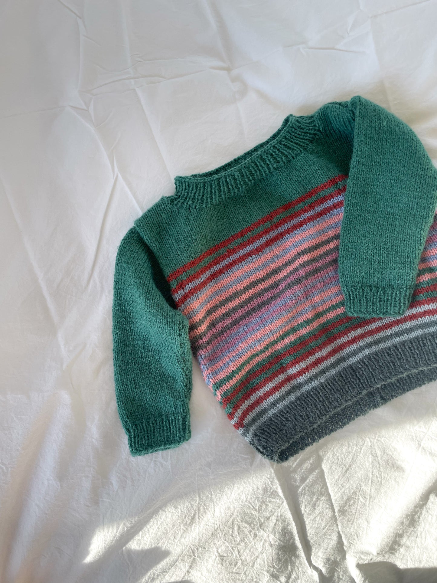 Håndstrikket sweater med striber str. 92