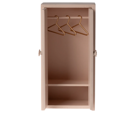 Maileg Træskab med bøjler til mus - Lyserød