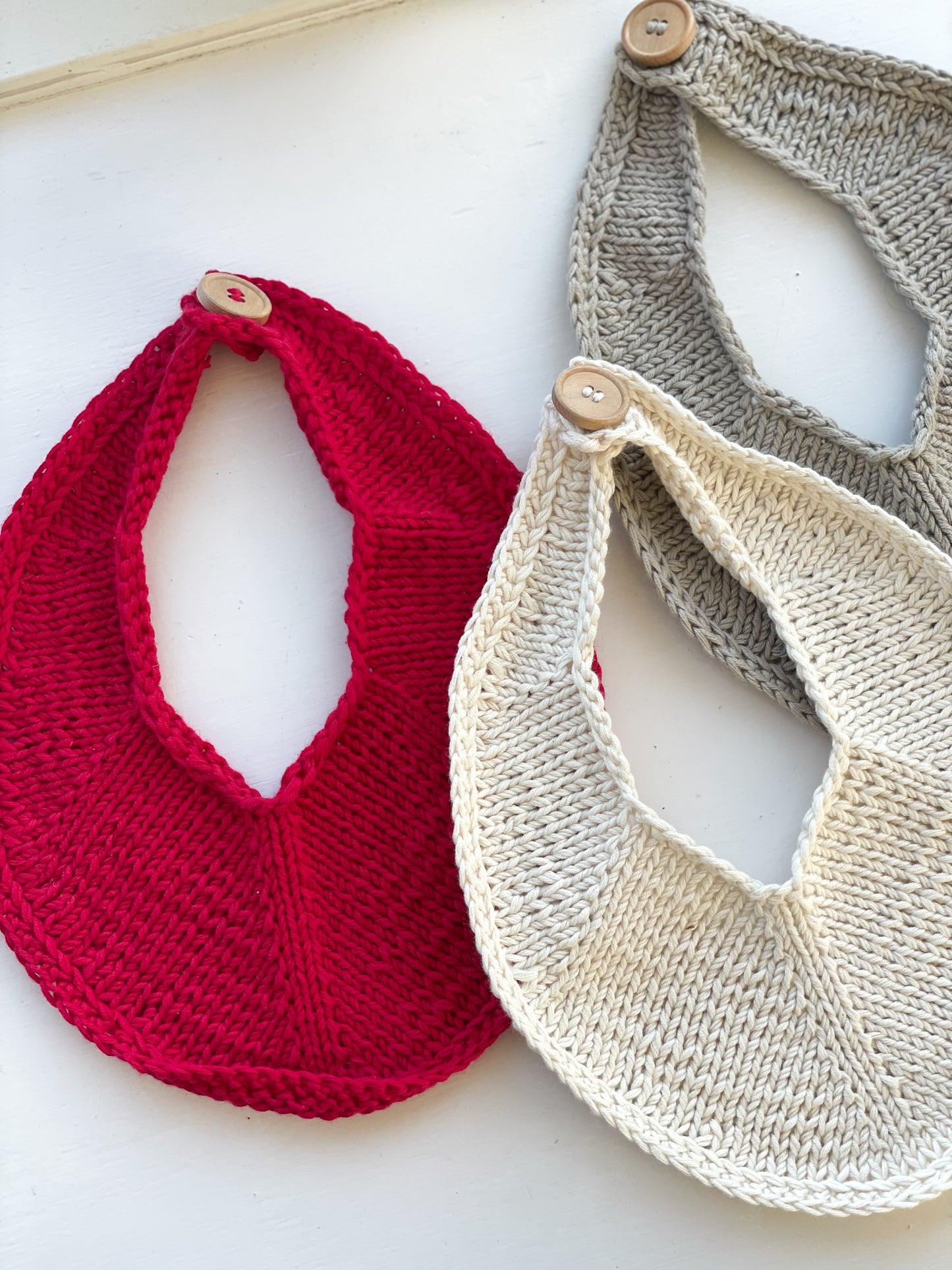 Håndstrikket rød savlesmæk