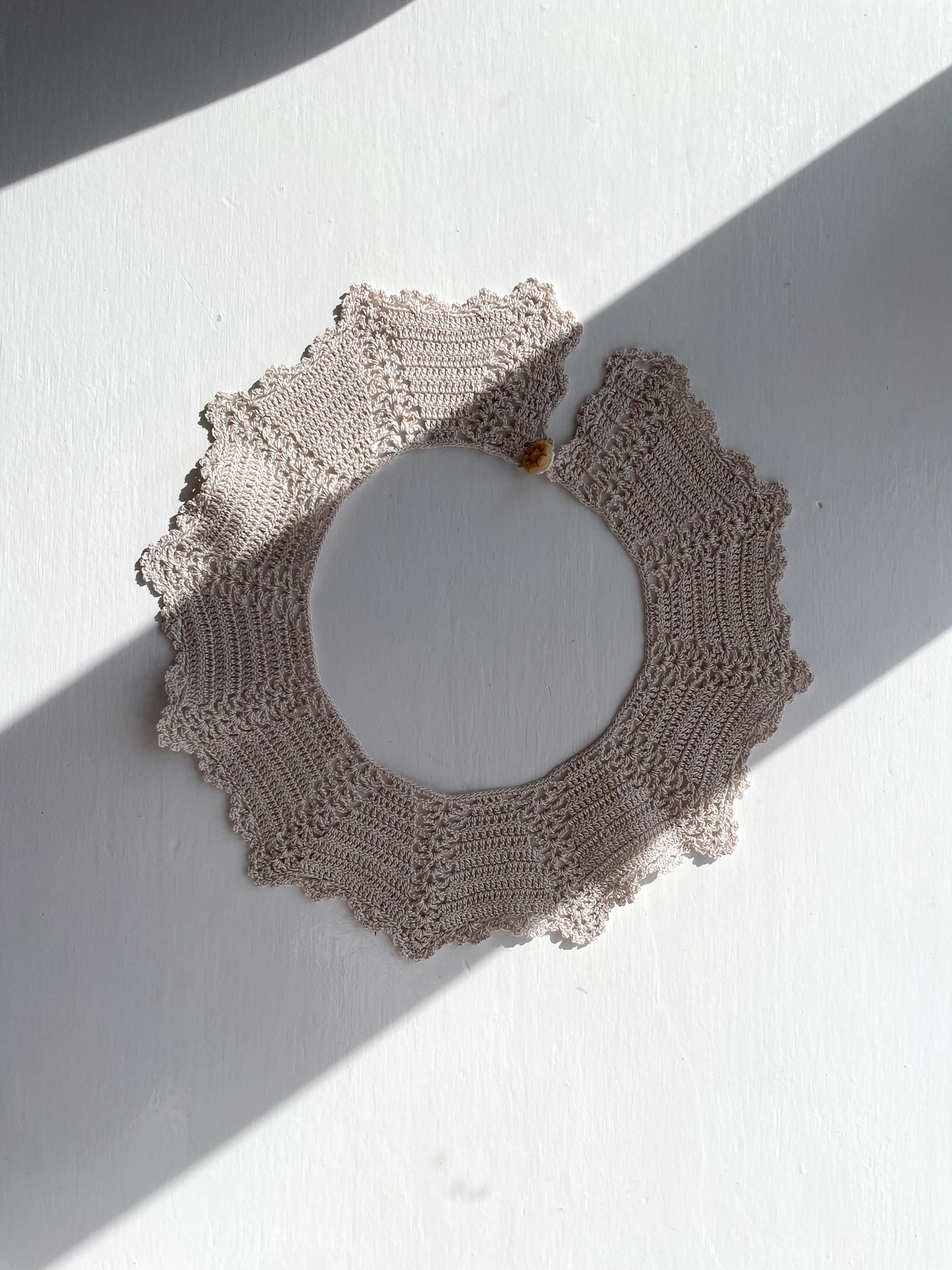 Håndlavet beige krave
