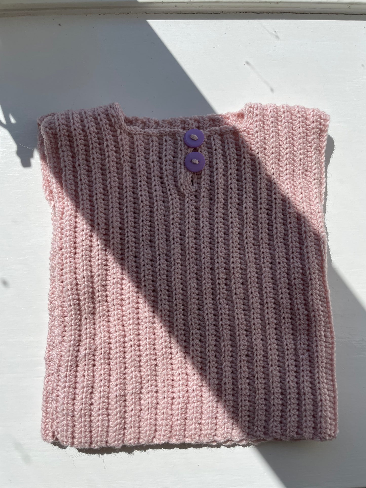Håndstrikket rosa vest, uld str. 2-4 mdr