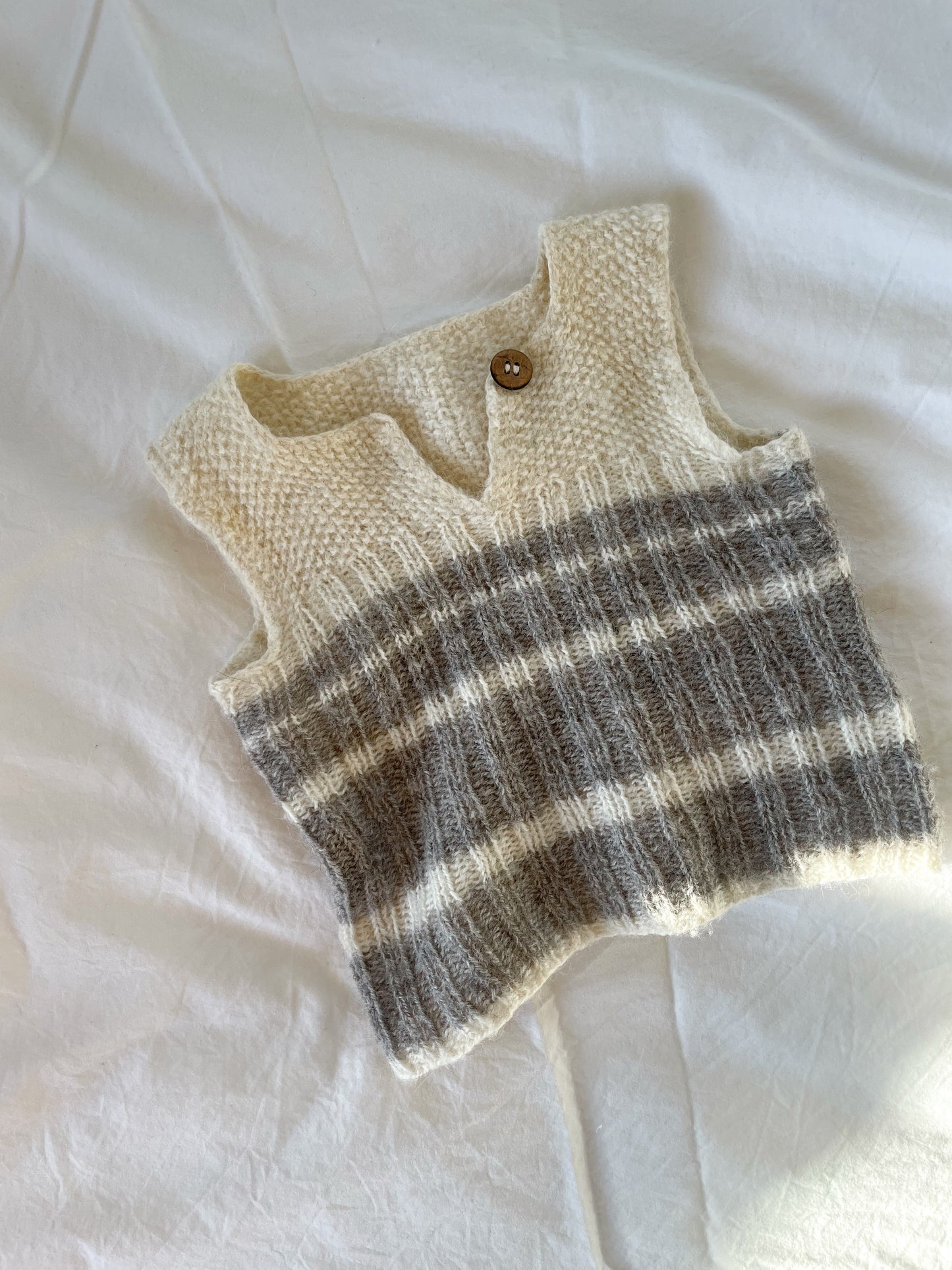 Håndstrikket vest i uld str. 0-3 mdr