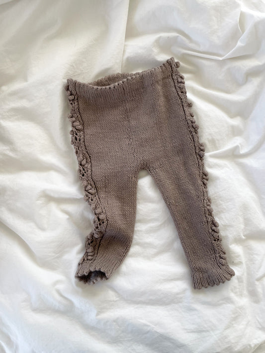 Håndstrikkede leggings med mønster i siden str. 74