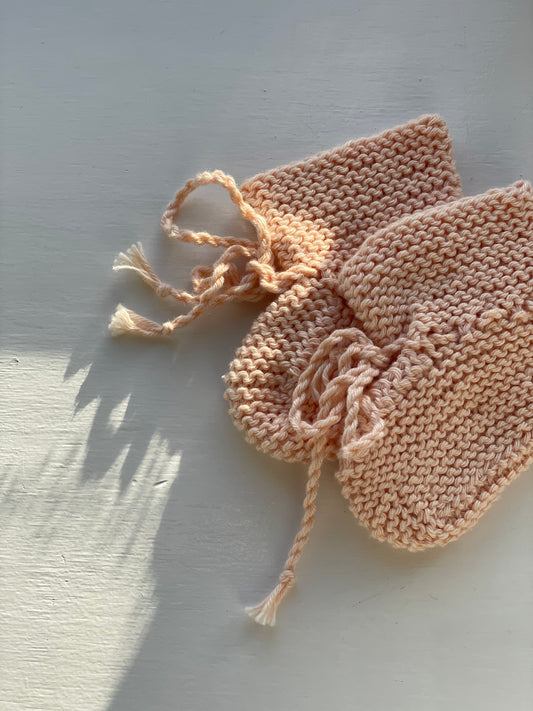 Håndstrikkede futter - 1-3 mdr - fersken