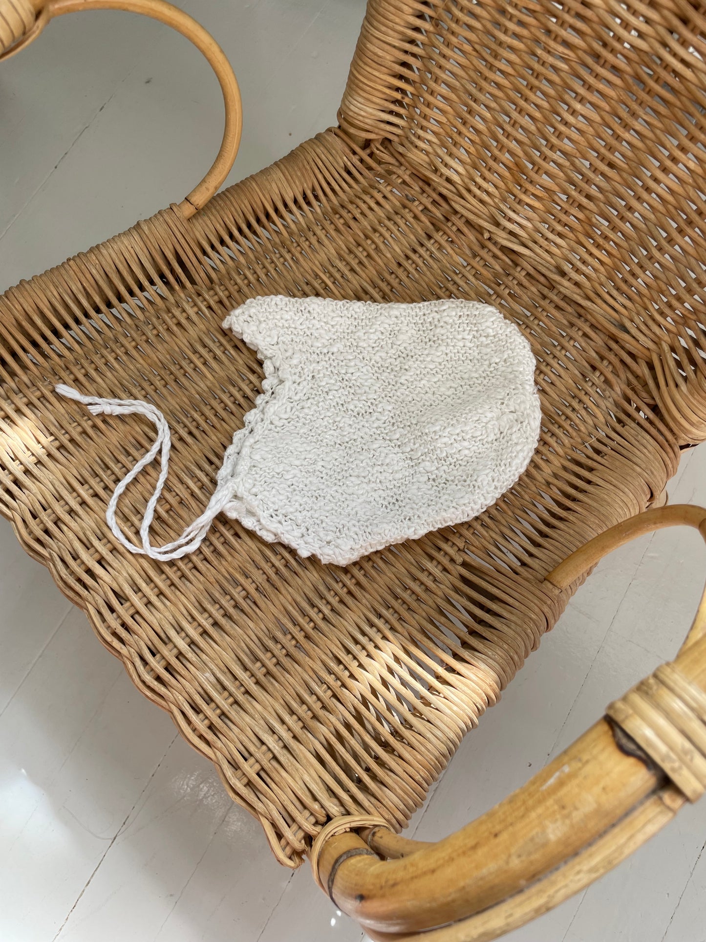 Håndstrikket hvid djævlehue str. 1-3 mdr