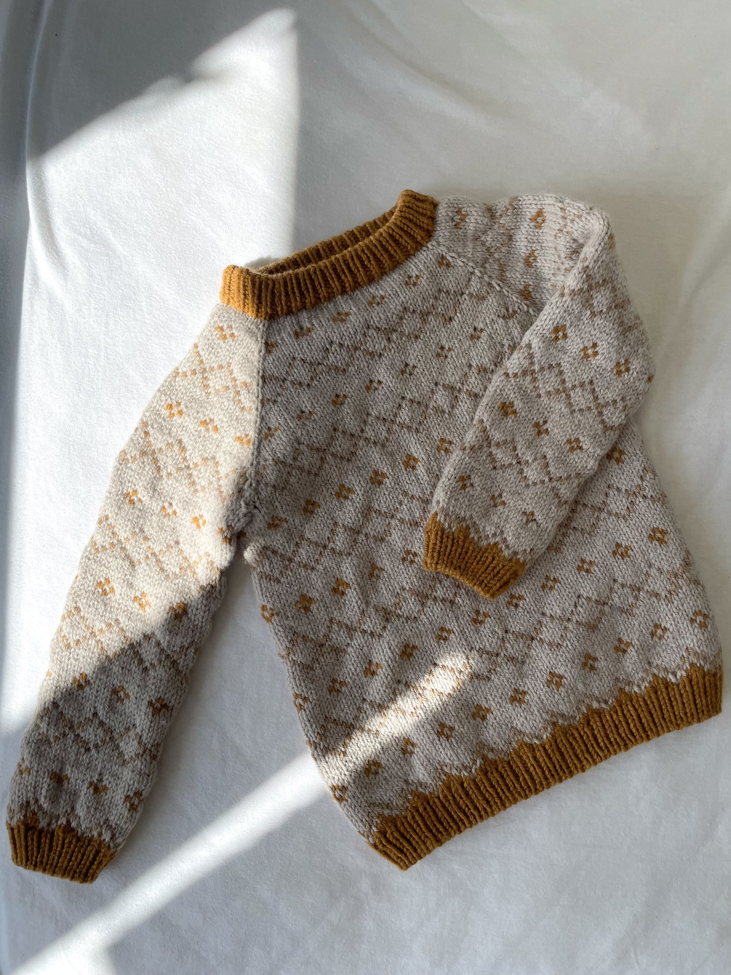 Håndstrikket beige/gylden sweater str. 86