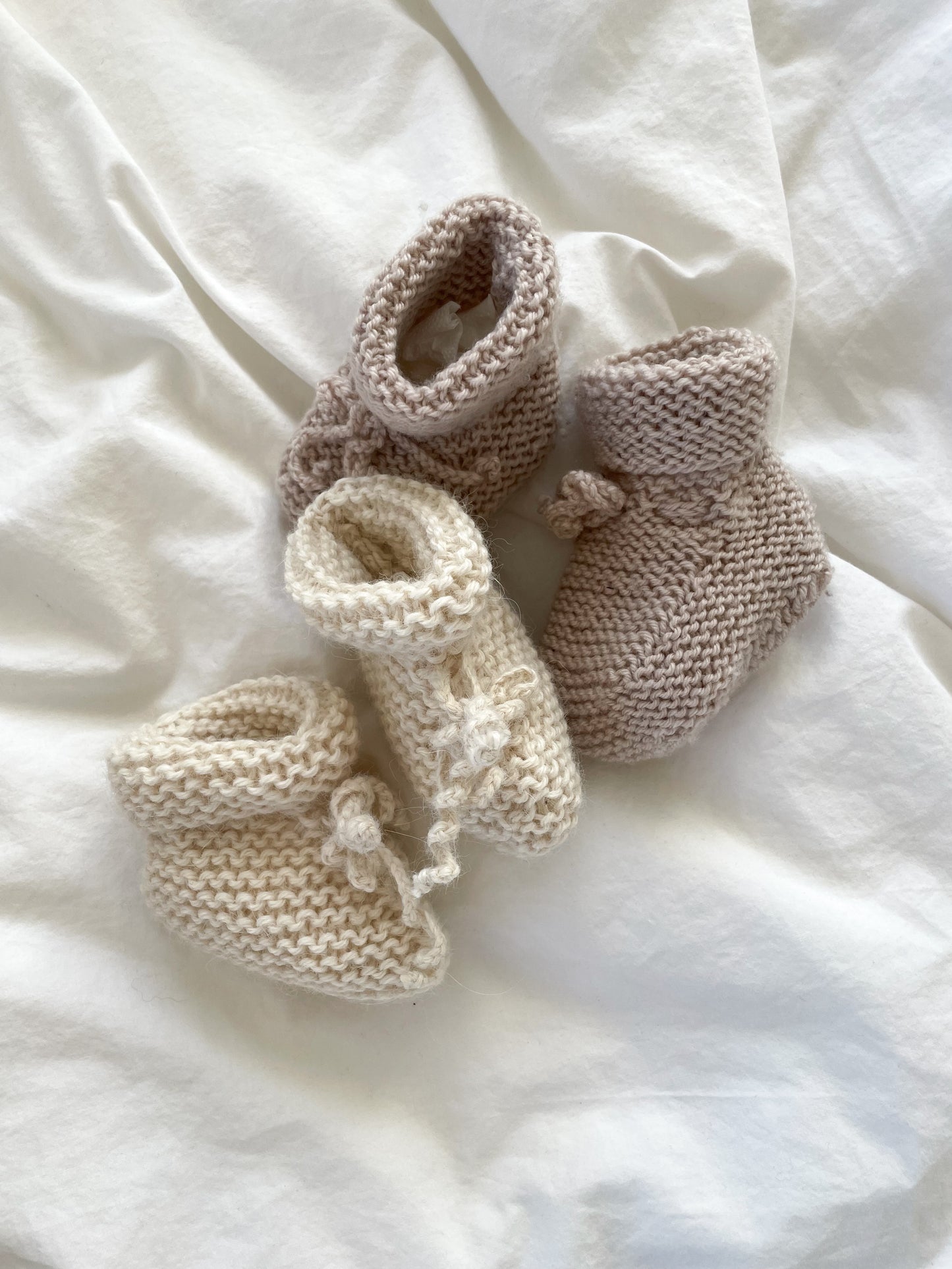 Håndstrikkede beige futter, uld str. 3 mdr