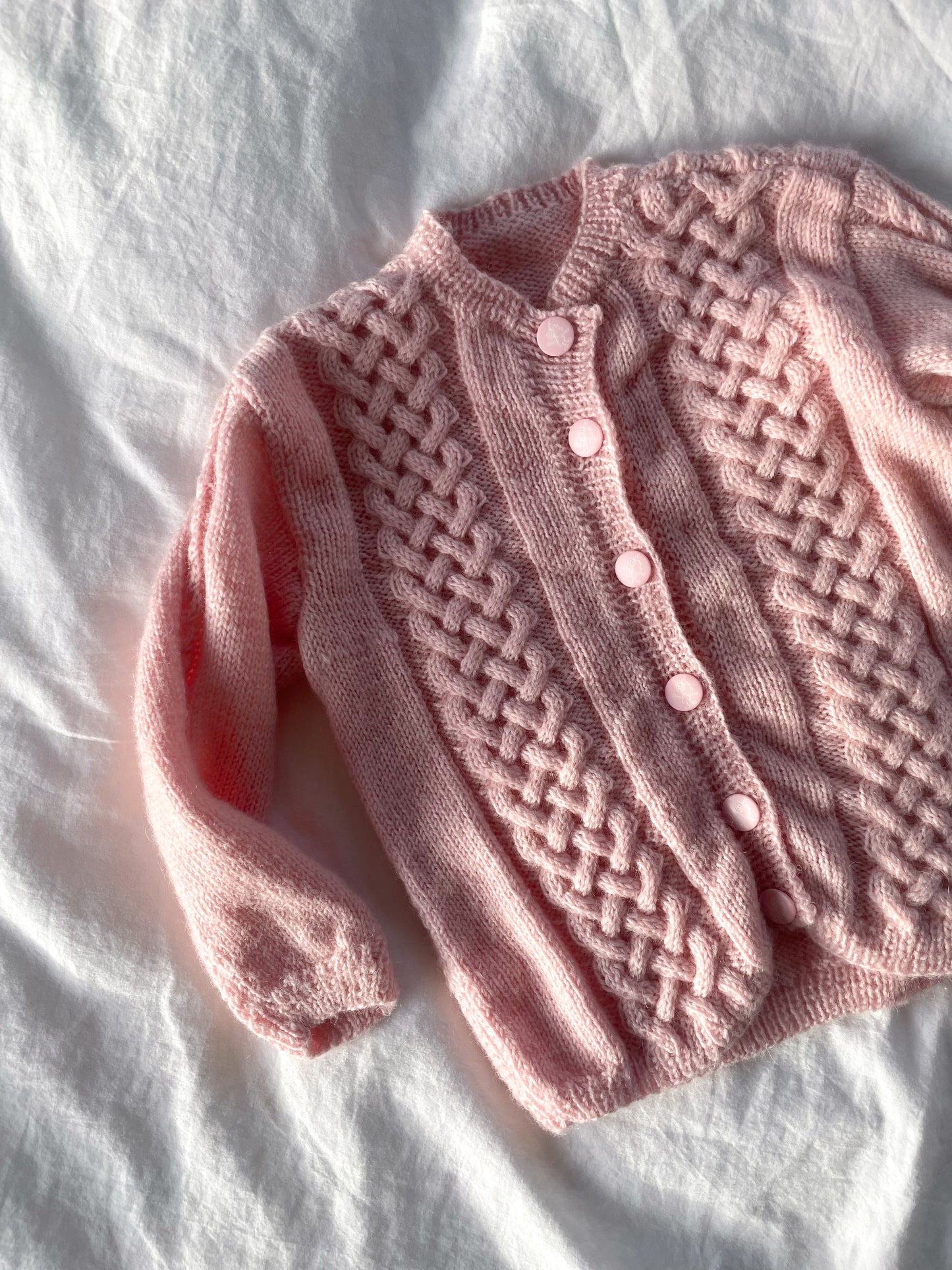 Håndstrikket lyserød cardigan i uld str. 9 mdr