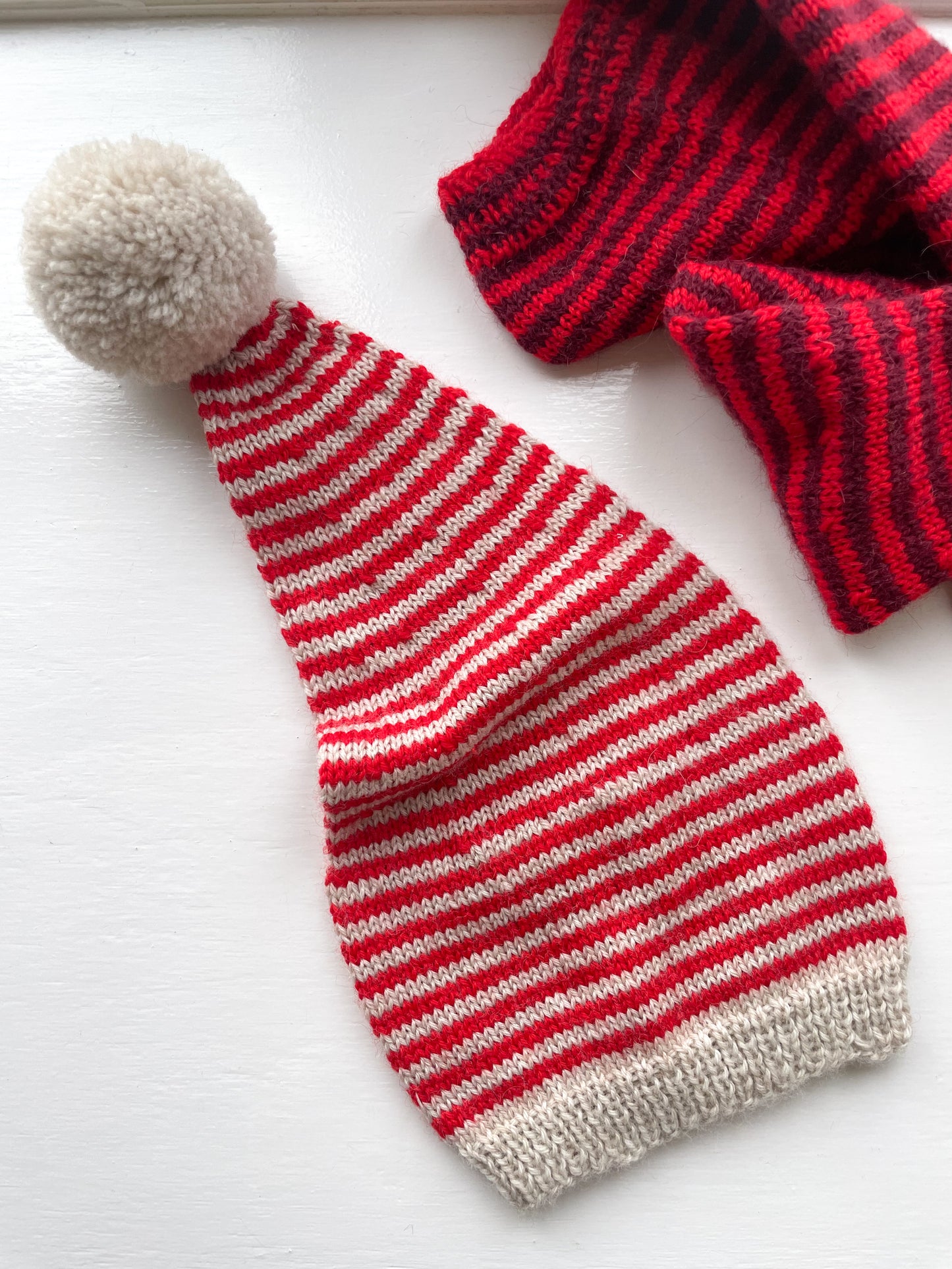 Håndstrikket nissehue rød/kit str. 0-2 mdr