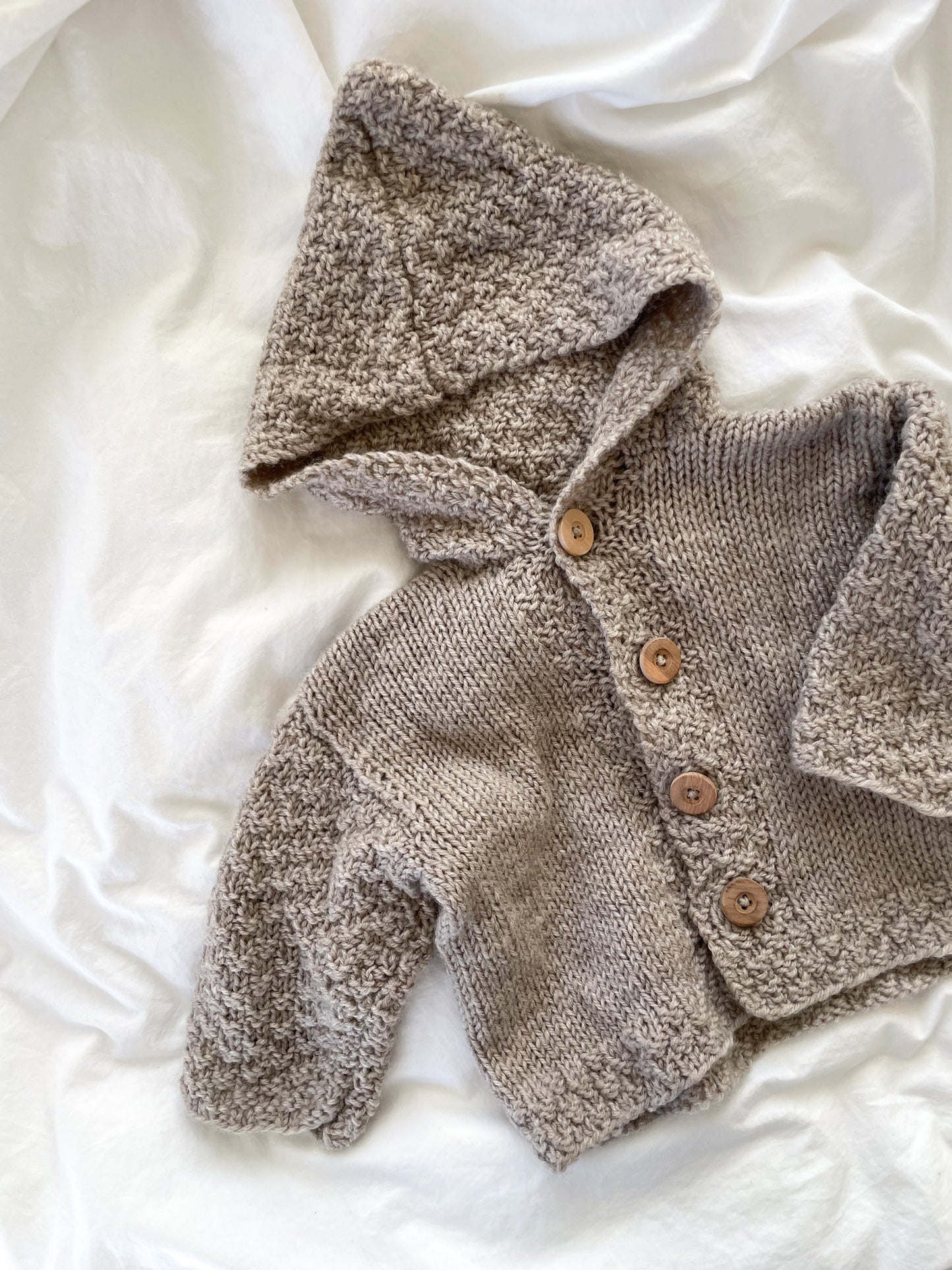 Håndstrikket cardigan med hætte, uld str. 9 mdr