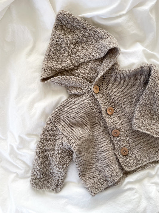 Håndstrikket cardigan med hætte, uld str. 9 mdr