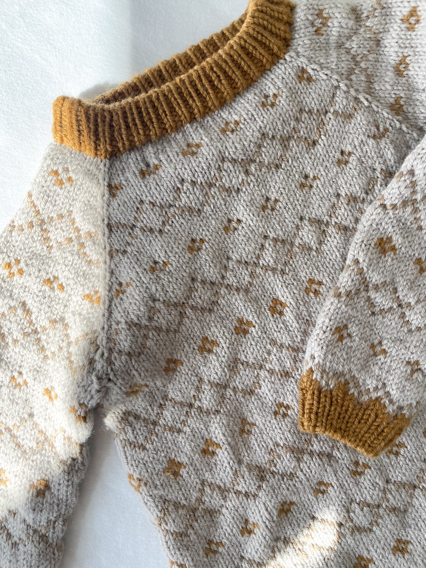 Håndstrikket beige/gylden sweater str. 86