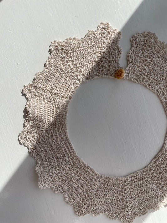 Håndlavet beige krave