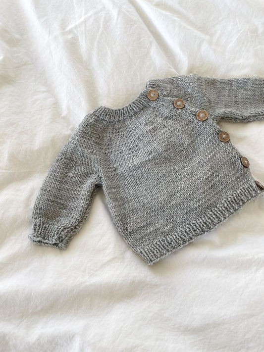 Håndstrikket bluse med lukning i siden str. 0-2 mdr