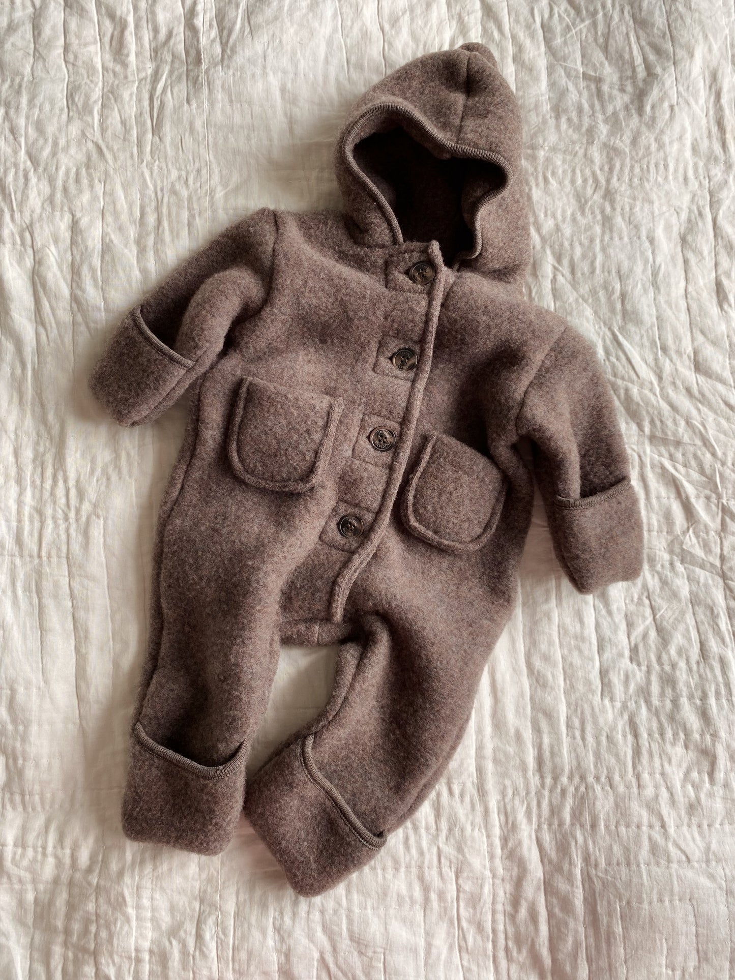 Lalaby Teddy heldragt i Merinould - Chocolate