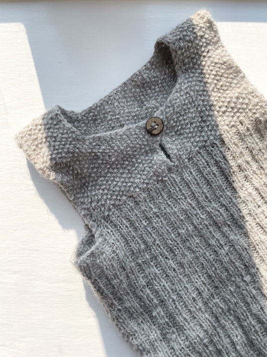 Håndstrikket grå vest, uld str. 12 mdr