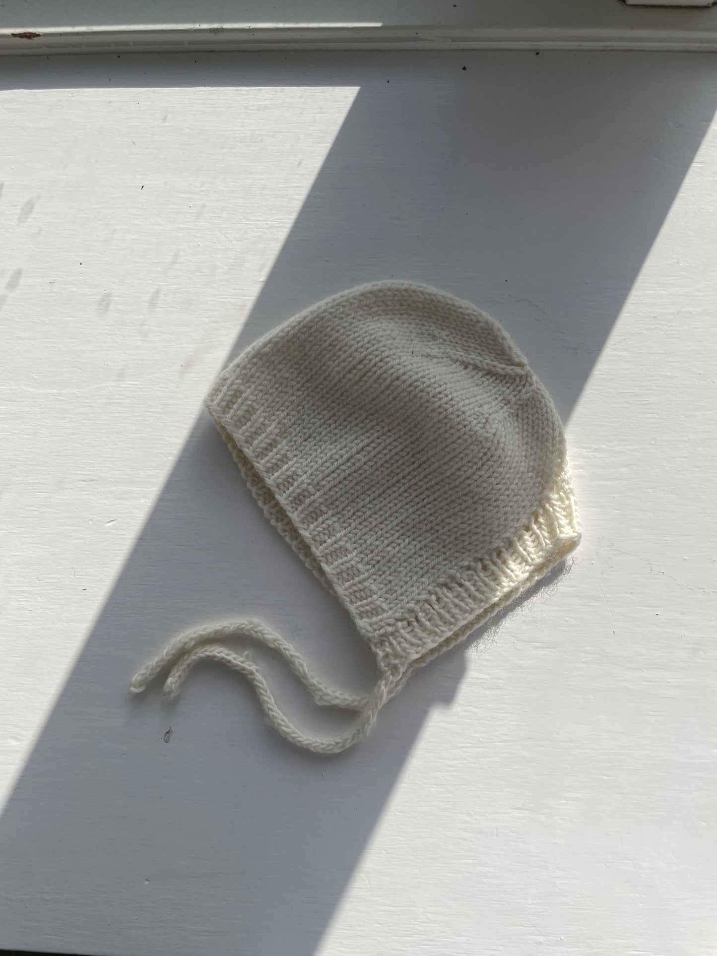 Håndstrikket råhvid kyse str. 0-1 mdr