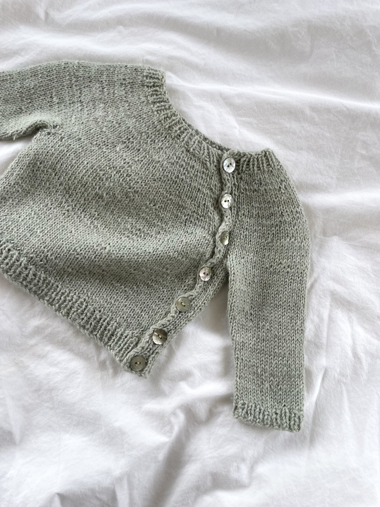 Håndstrikket grøn bluse, Alpaka str. 6-9 mdr