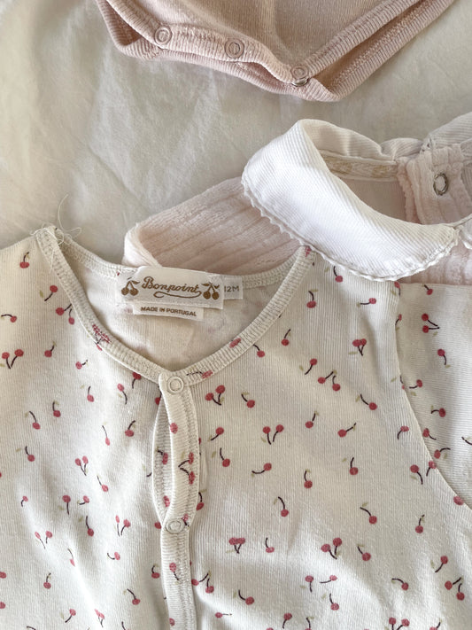 Bonpoint kortærmet dragt med kirsebær str. 12 mdr