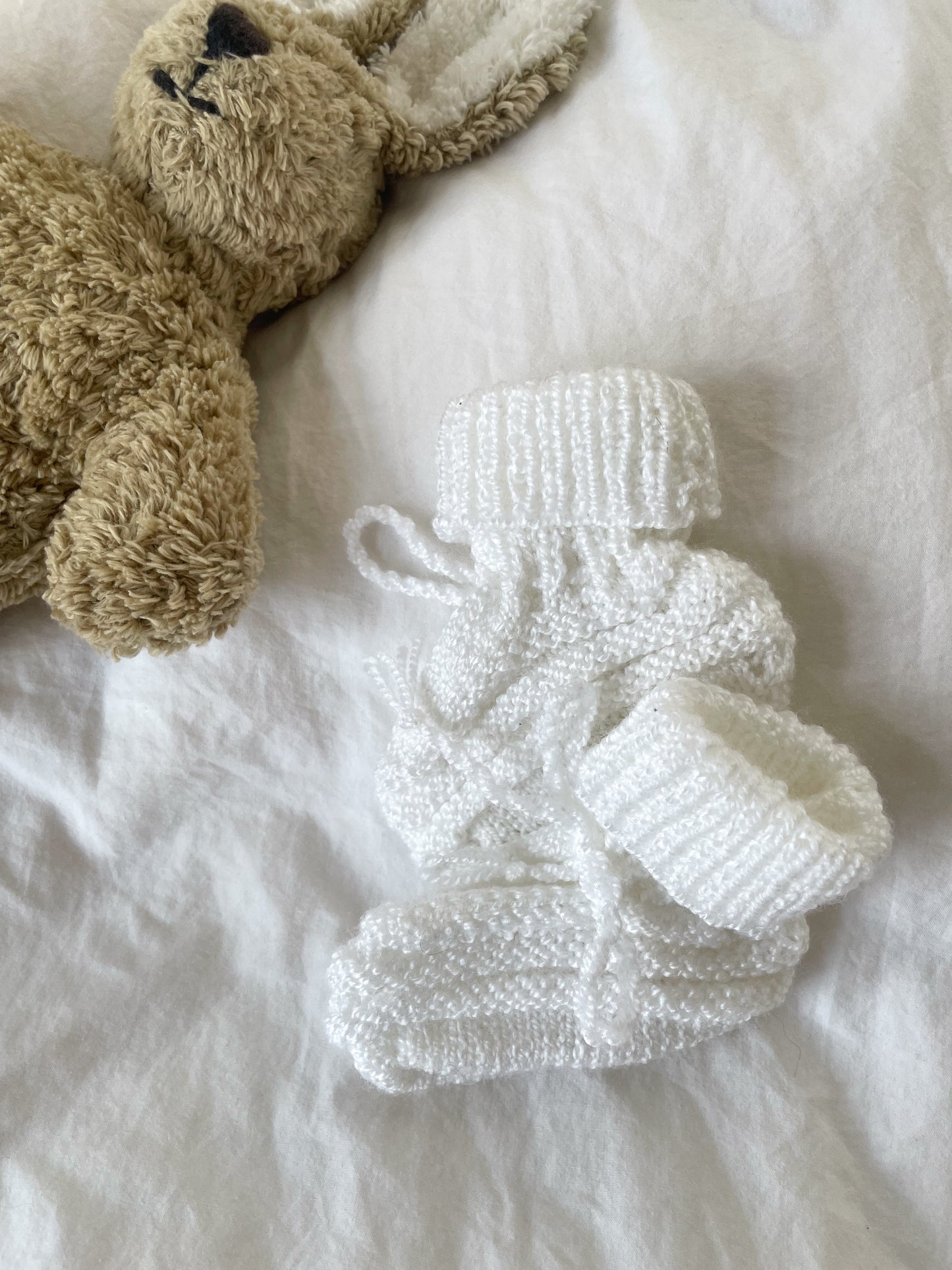 Håndstrikkede hvide futter str. 56