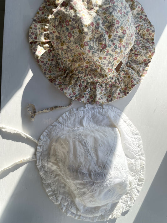 Hvid solhat i broderie anglaise str. 1-2 år