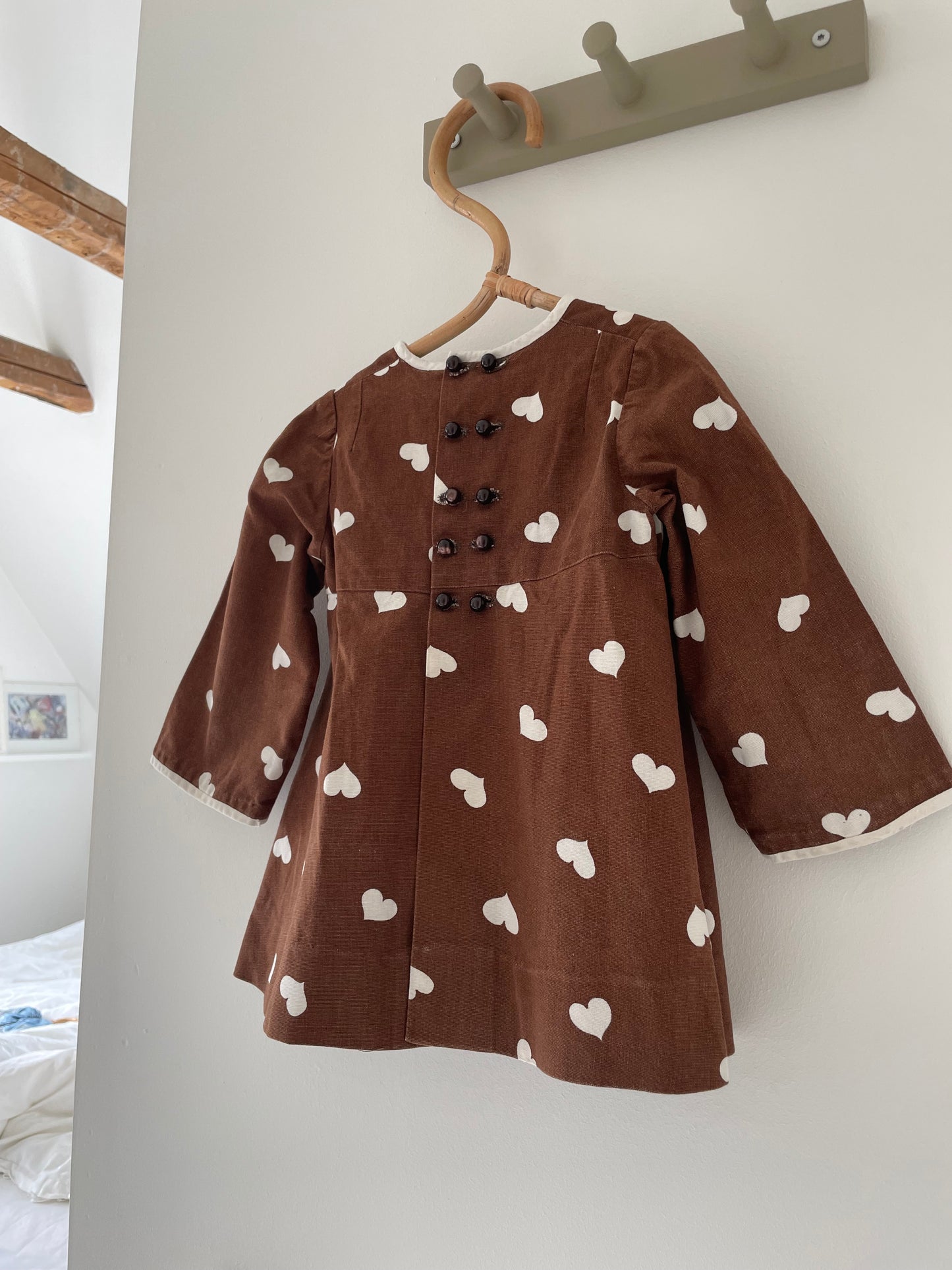 Håndsyet brun kjole med hjerter