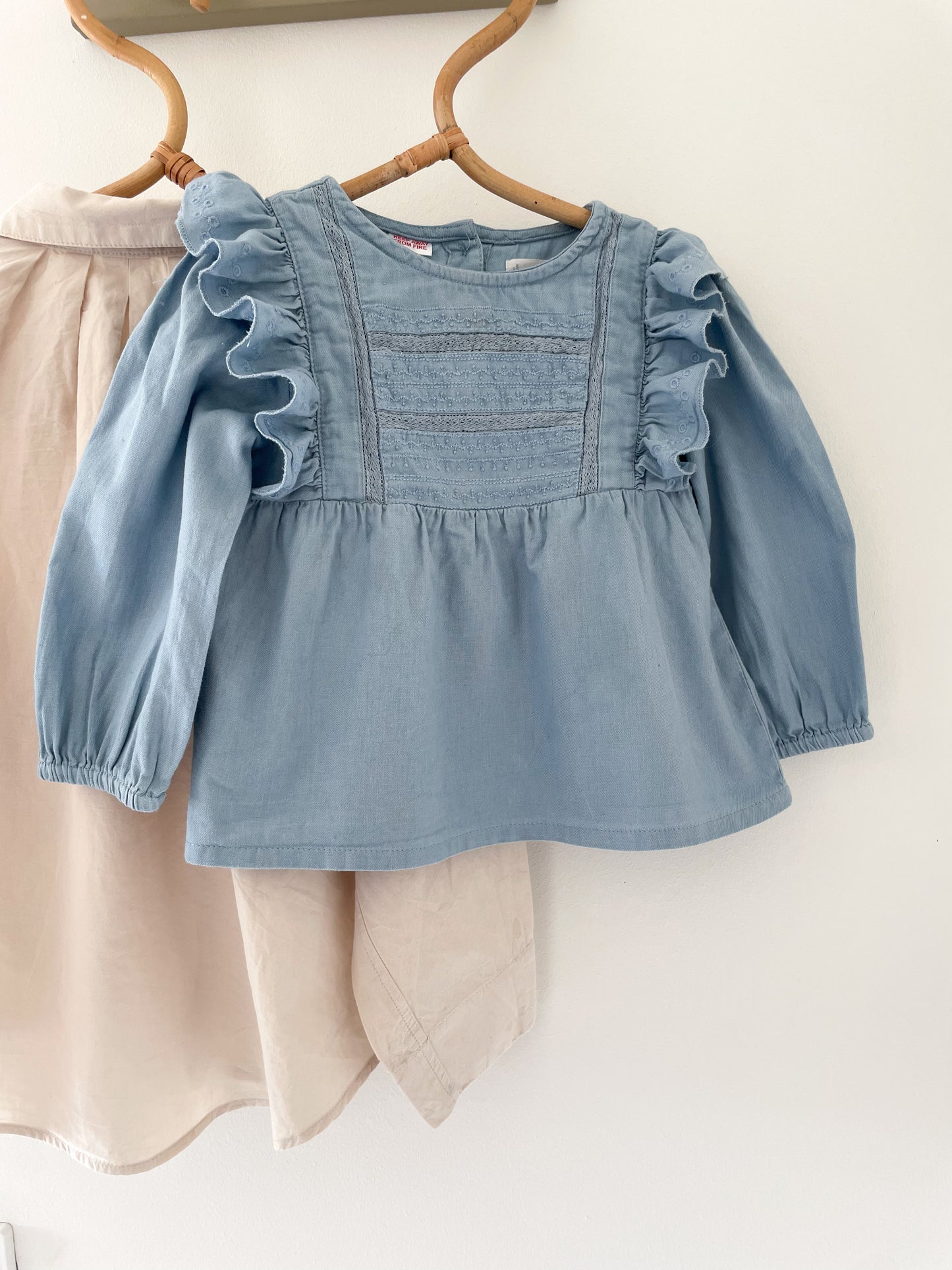Mango blå skjortebluse med flæser