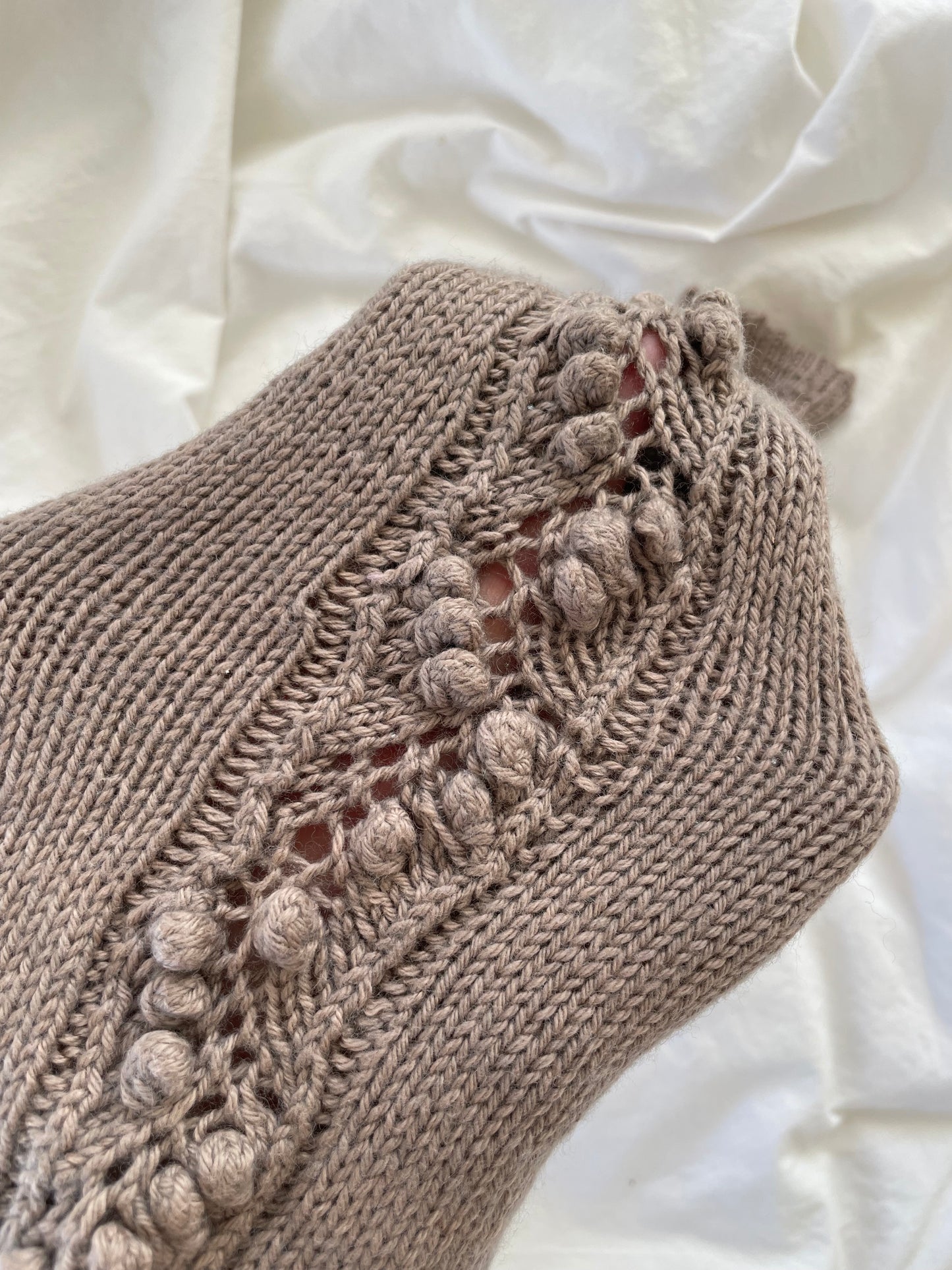 Håndstrikkede leggings med mønster i siden str. 74