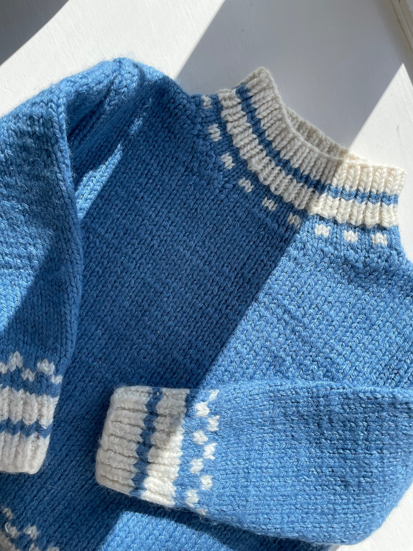 Håndstrikket blå/hvid sweater str. 92
