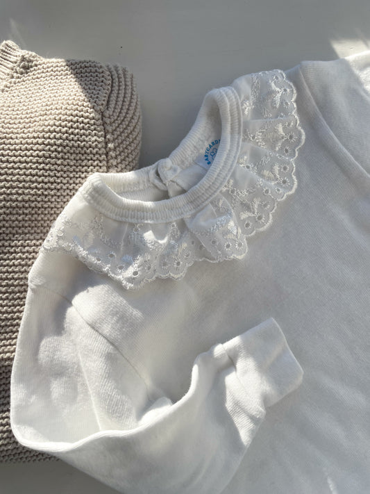 Hvid bomuldsbluse med fin krave str. 3-6 mdr