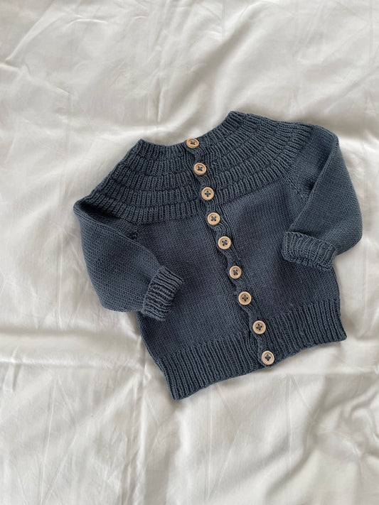 Håndstrikket cardigan i Merinould str. 6-9 mdr