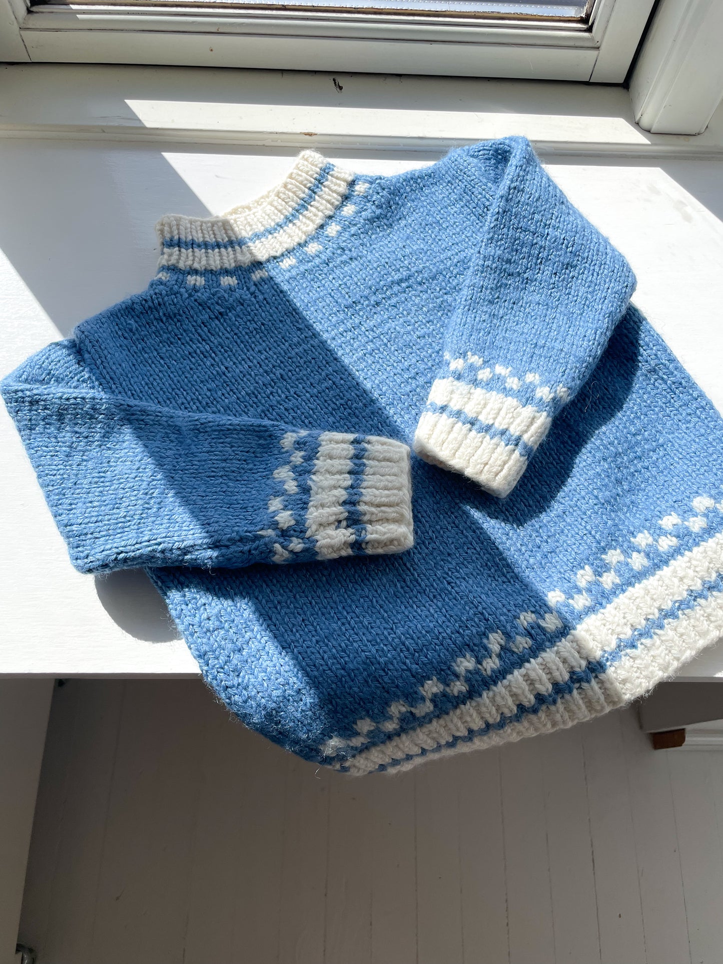 Håndstrikket blå/hvid sweater str. 92
