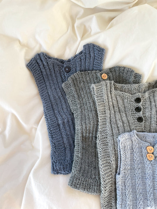 Håndstrikket vest, grå uld str. 3-6 mdr