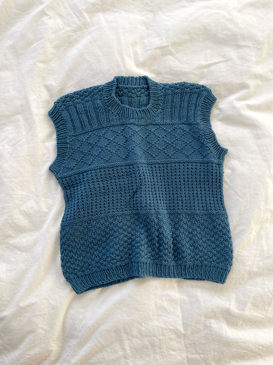 Håndstrikket petroleumsblå vest i uld, 2-3 år