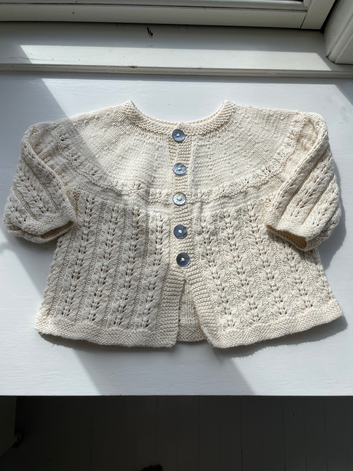 Håndstrikket cardigan str. 3-6 mdr