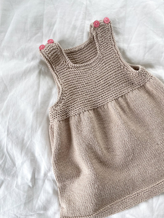 Håndstrikket beige kjole