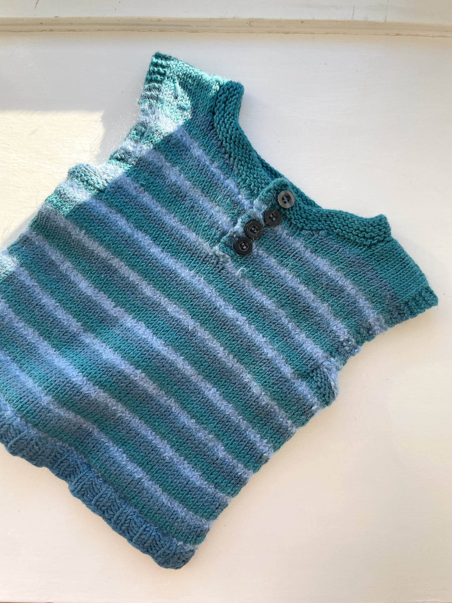 Håndstrikket stribet vest, uld str. 2-4 mdr