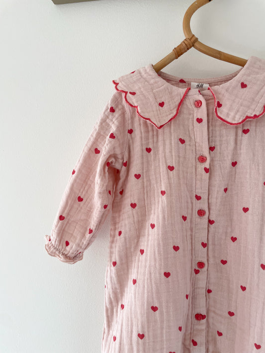 H&M heldragt i musselin med hjerteknapper str. 6 mdr