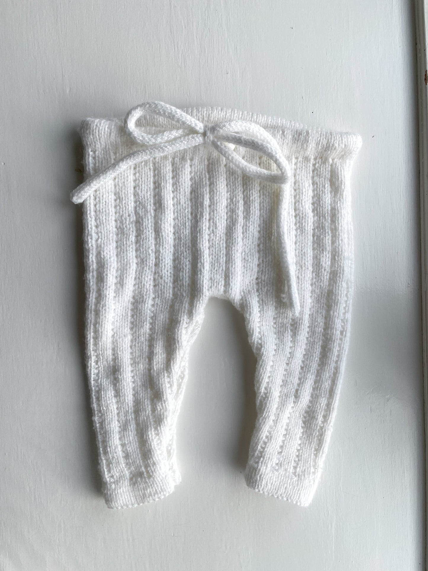 Håndstrikkede hvide bukser str. 0-2 mdr