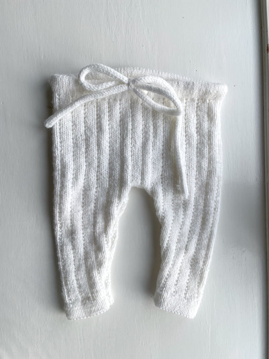 Håndstrikkede hvide bukser str. 0-2 mdr