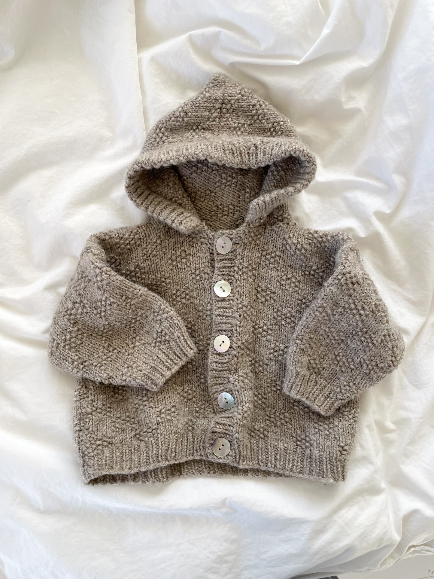 Håndstrikket cardigan med hætte, uld str. 6 mdr