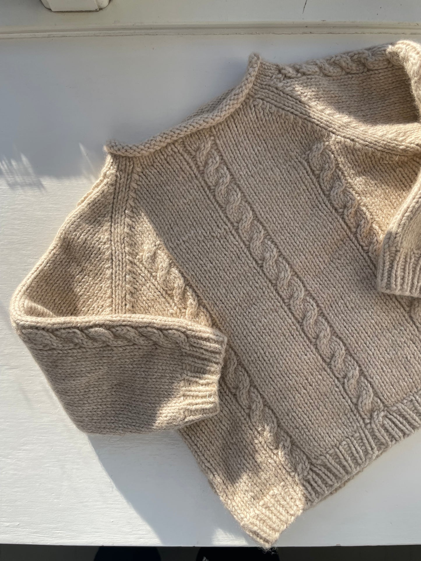 Håndstrikket snoningsbluse, uld str. 6 mdr