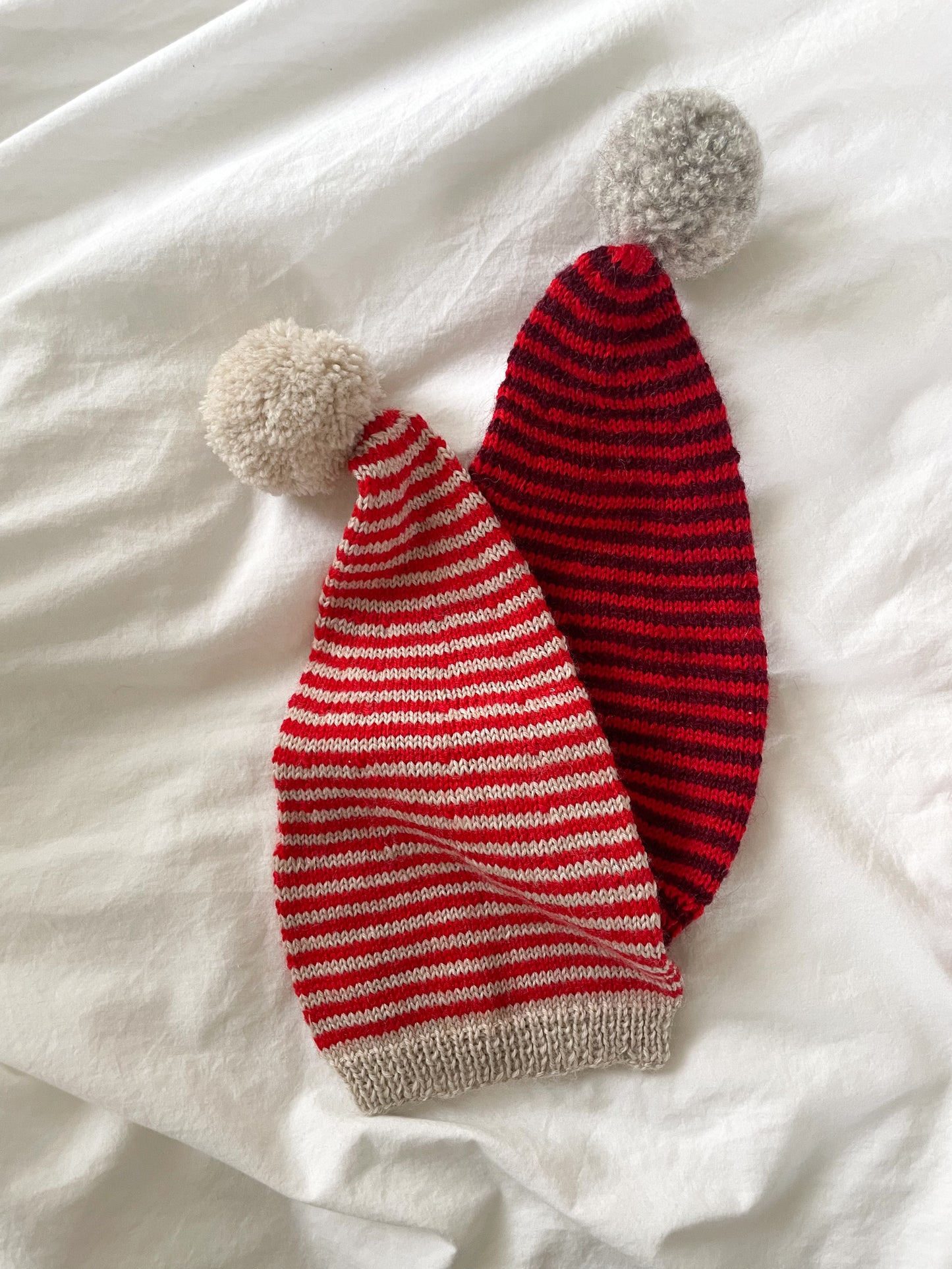 Håndstrikket nissehue rød/bordeaux str. 0-2 mdr