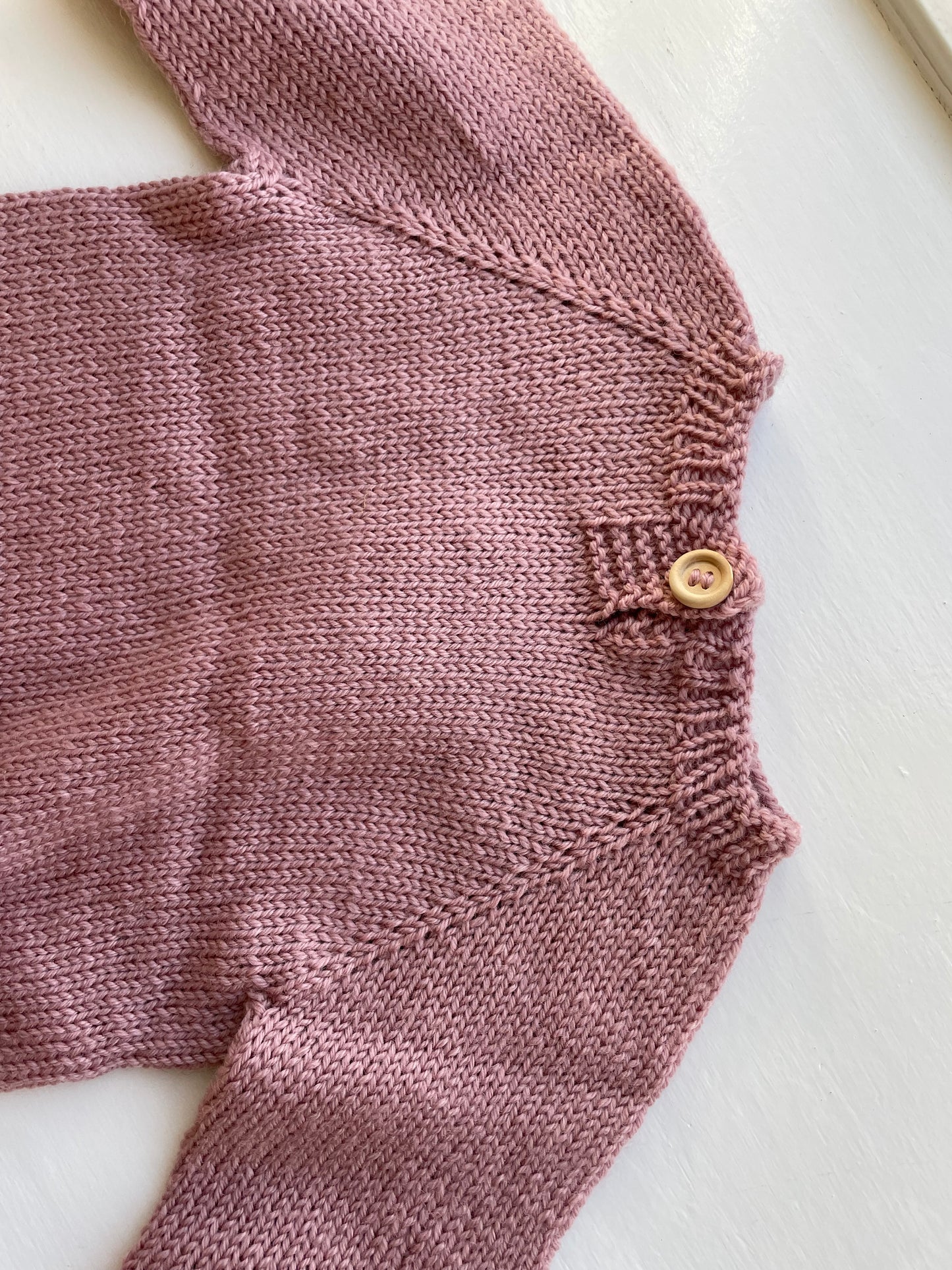 Håndstrikket bluse i Merino str. 3 mdr