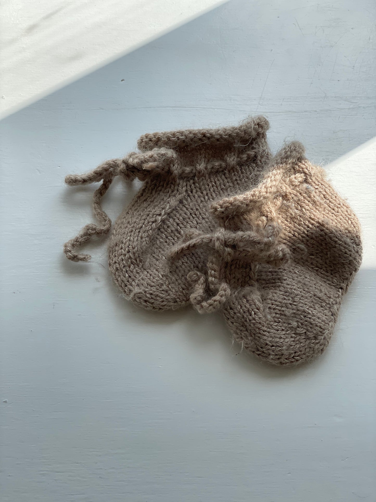 Håndstrikkede baby futter, Alpaka str. 3-6 mdr