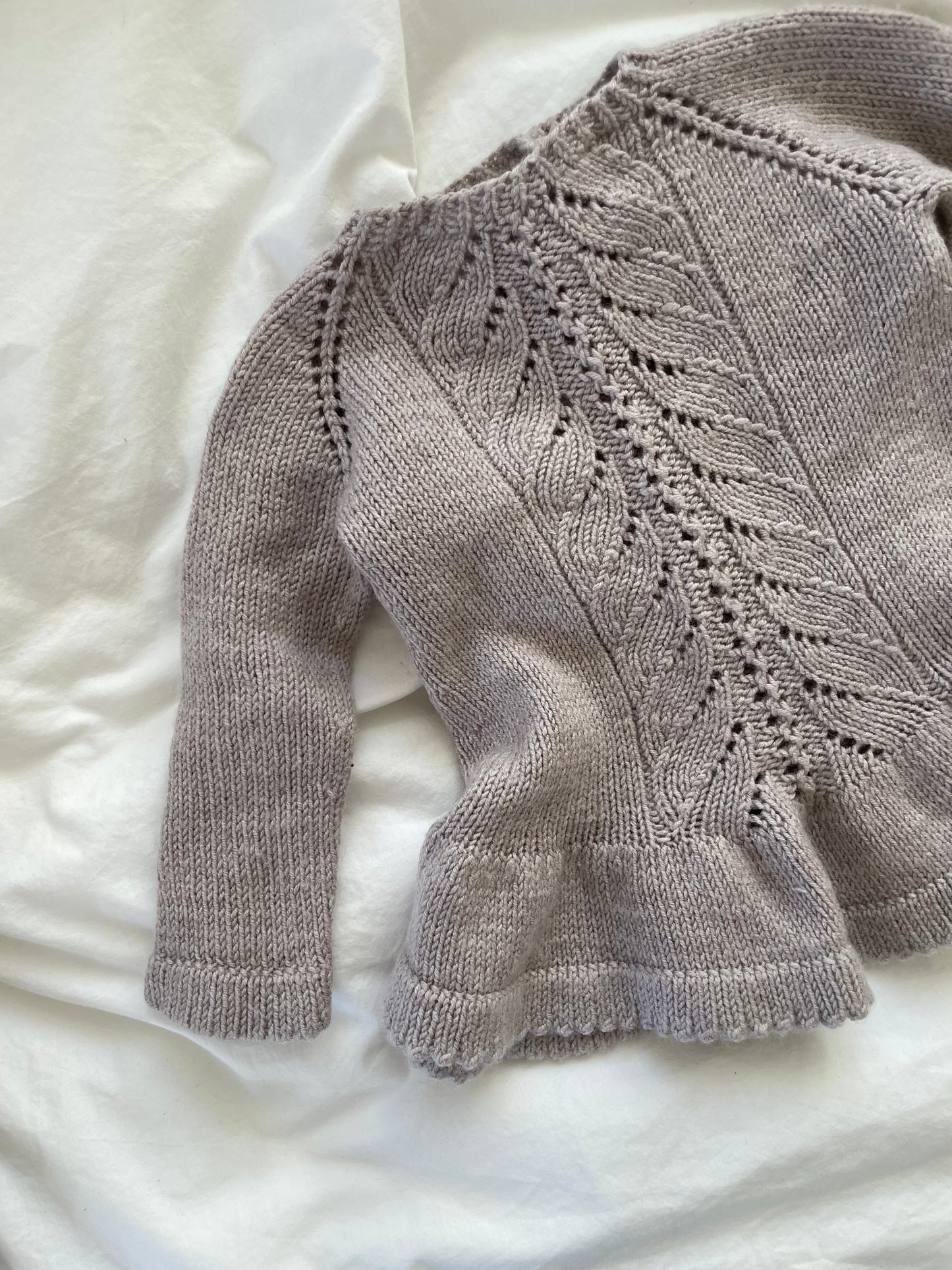 Håndstrikket flæsebluse, Merino str. 6-9 mdr