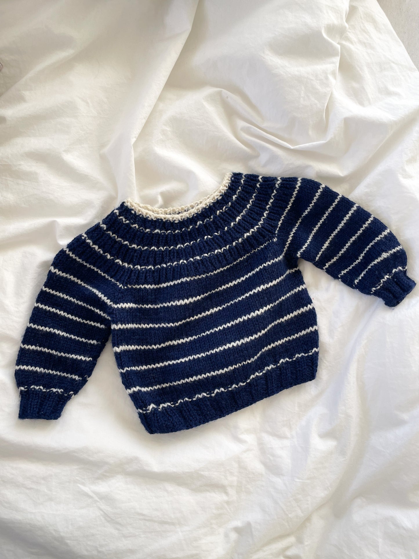 Håndstrikket navyblå sweater, uld str. 3 mdr